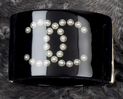 null CHANEL - Collection Croisière 2000 Bracelet manchette ouvrant 50mm en résine...