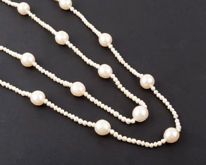 null CHANEL - Collection prêt-à-porter Automne / Hiver 2000 Long sautoir de perles...