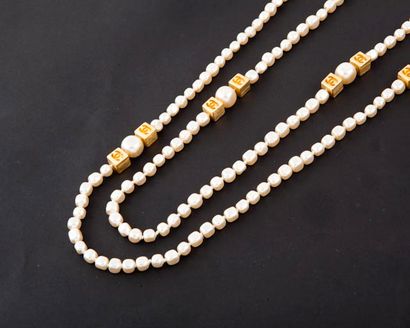 null CHANEL - Collection prêt-à-porter Automne / Hiver 2002-2003 Sautoir de perles...