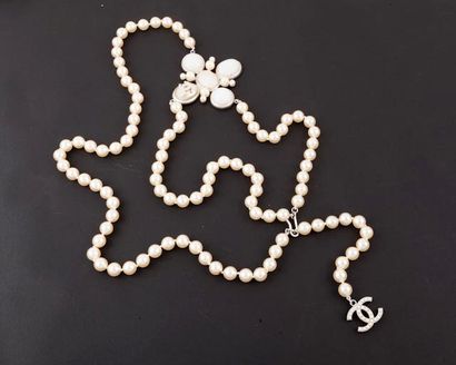 null CHANEL - Collection continue 2005 Ceinture de perles d’imitation blanches, devant...