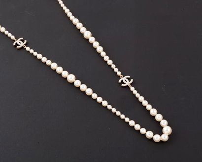 null CHANEL - Collection prêt-à-porter Printemps / Été 2005 Sautoir composé de perles...