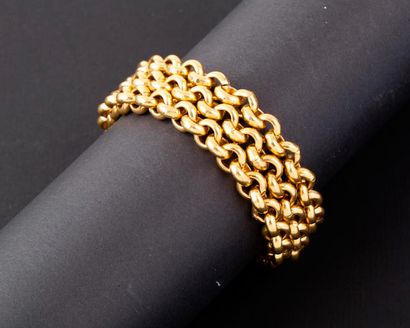 null CHANEL Bracelet triple rang de chaînes en métal doré à maille jaseron, se terminant...