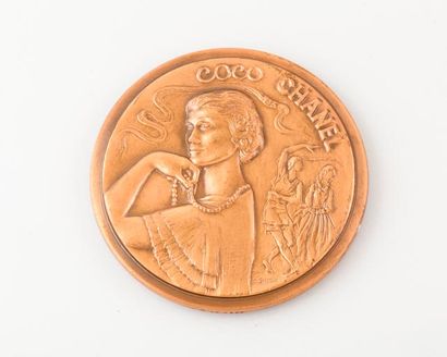 null Odette SINGLA pour Coco CHANEL Médaille en bronze double face figurant le Magasin...