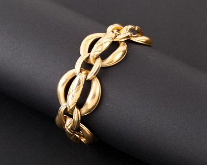 null CHANEL circa 1984 / 1989 Bracelet composé d'anneaux en métal doré partiellement...