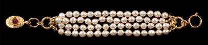 null CHANEL circa 1984 / 1989 Bracelet quatre rangs de perles d’imitation blanches...