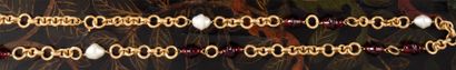 null CHANEL - Collection 1984 Sautoir chaîne en métal doré ciselé intercalée de perles...
