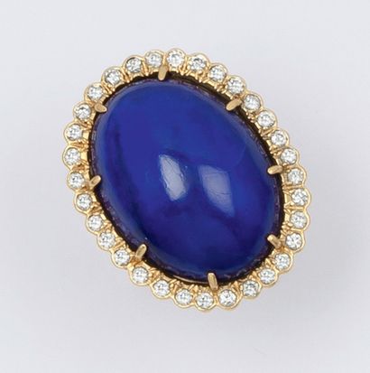 null Bague en or jaune ornée d’un cabochon de lapis-lazuli dans un entourage de diamants...