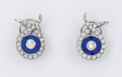 null Paire de boucles d’oreilles en or gris ajouré à décor de «Palmette» ornées d’un...