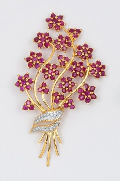 null Broche «Bouquet» en or jaune et or gris ornée de rubis birman et diamants taillés...
