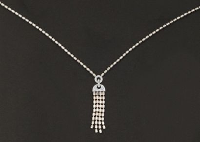 PIAGET Collier souple en or gris orné d’un motif central géométrique serti de diamants...
