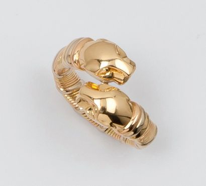 CARTIER «Double Tête De Cougar» - Bague en or jaune ciselé et godronné.
Signée Cartier...