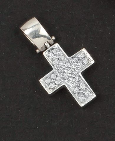 null Pendentif «Croix» en or gris entièrement serti de diamants taillés en brillant.
P. 5...