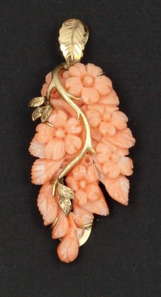 null Pendentif «Fleur» en or jaune orné de corail sculpté.
P. 18,4g.