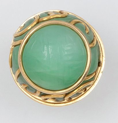 null Bague en or jaune ornée d’un cabochon de jade sculpté.
P. 16,6g.