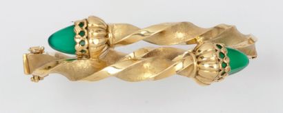 null Bracelet rigide ouvrant en or jaune torsadé orné à ses extrémités de deux cabochons...