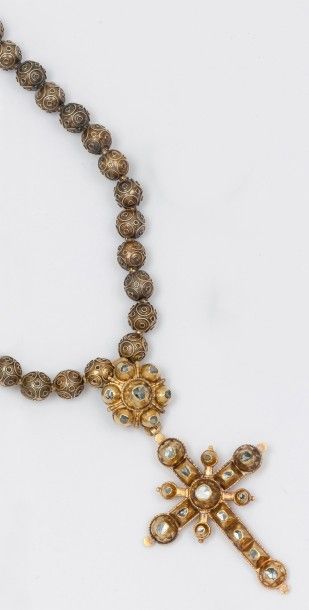 null Collier de boules d’argent ciselé orné d’une croix en or jaune 14K sertie de...