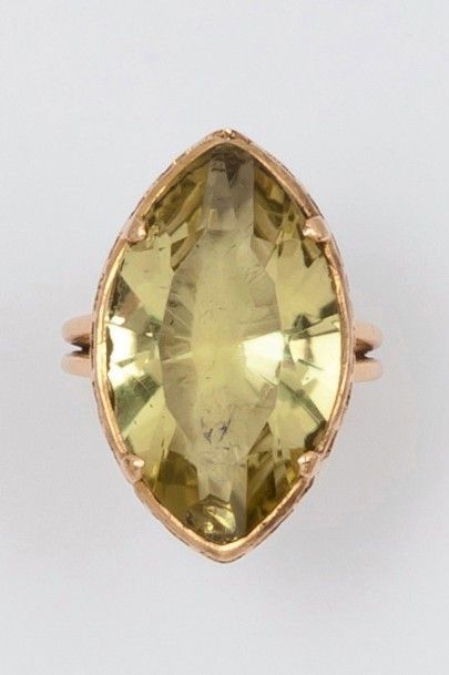 null Bague en or jaune ornée d’une pierre verte.
P. 9,1g.