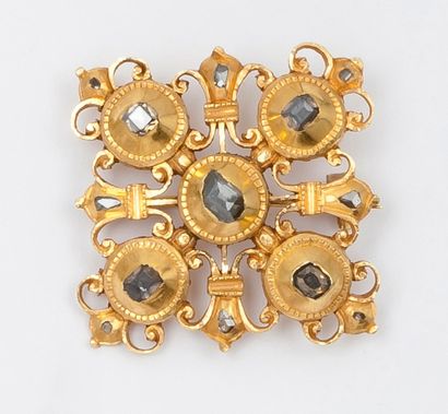 null Broche en or jaune ciselé et ajouré à décor de volutes ornée de diamants taillés...