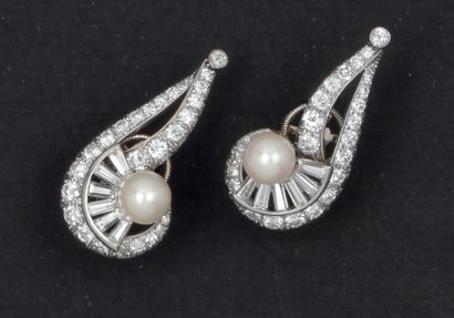 null Paire de pendants d’oreilles en or gris ciselé ornés chacun d’un diamant de...