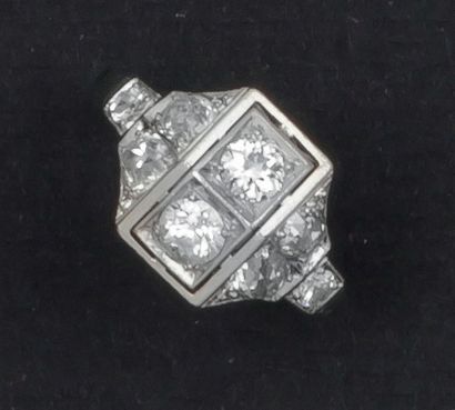 null Bague en platine ornée de deux diamants taillés en brillant épaulés de diamants...