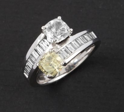 null Bague «Toi & Moi» en or gris ornée d’un diamant blanc et d’un diamant jaune...