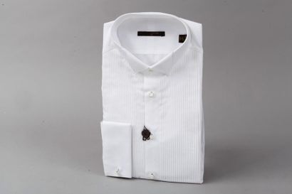 null Louis VUITTON

Lot composé de deux chemises en coton blanc, l'une de smoking...