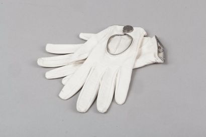null CHANEL

Lot composé d'une paire de gants mi long en chevreau blanc et d'une...