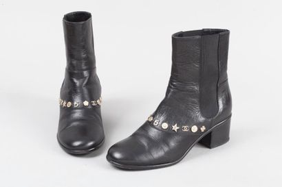 null CHANEL

Paire de Chelsea boots en cuir noir, bandes stretch, coup de pied orné...