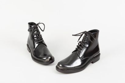 null Louis VUITTON

Paire de bottines à lacets en veau glacé noir, renfort métallique,...