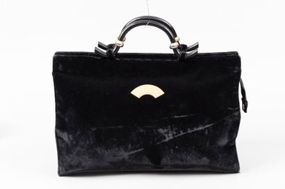 null Karl LAGERFELD

Sac 39cm en velours noir, fermeture éclair, double poignée bakélite...