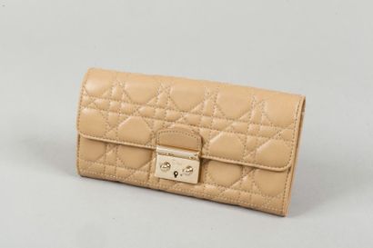 null Christian DIOR

Portefeuille " Miss Dior " en cuir agneau beige à surpiqures...