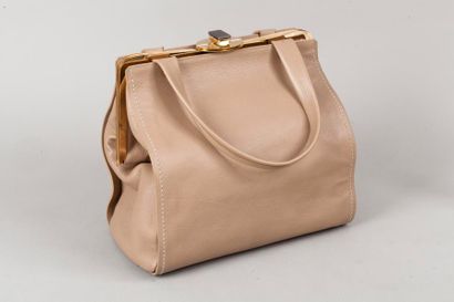 null LANVIN 

Sac 31cm en veau grené beige, fermoir clip sur armature rigide en métal...