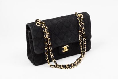 null CHANEL

Sac "Timeless" 25cm en daim matelassé noir, fermoir siglé en métal doré...