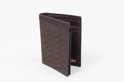 null ZILLI

Portefeuille en cuir marron et toile siglée ton sur ton, intérieur faisant...