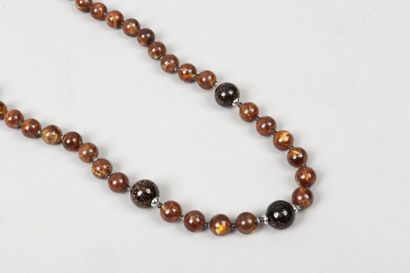 Yves SAINT LAURENT 
Sautoir composé de perles...