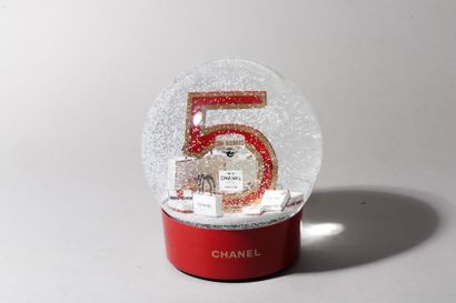 CHANEL NOEL 2015 
Importante boule de neige...