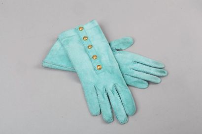 CHANEL 
Lot composé d'une paire de gants...