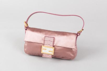 null FENDI 

Sac 26cm en satin vieux rose et cuir façon crocodile en coordonné, fermeture...