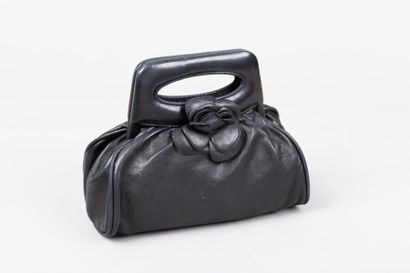 null CHANEL

Sac bourse 22cm en cuir agneau noir, fermeture rigide ouverte sur deux...