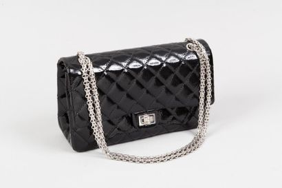 null CHANEL

Sac " 2.55 " 28 cm en cuir vinyle matelassé noir, fermoir en acier chromé,...