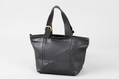 null COACH

Sac 23cm en cuir noir, fermeture éclair, double poignée. Bon état (légères...