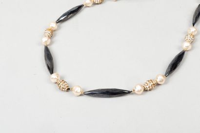 Yves SAINT LAURENT 
Sautoir composé de perles...