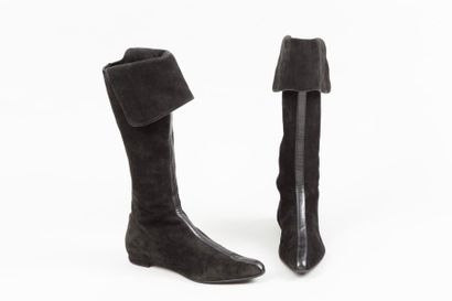 null Manolo BLAHNIK

Paire de bottes zippées en daim et cuir noir, revers mousquetaire,...