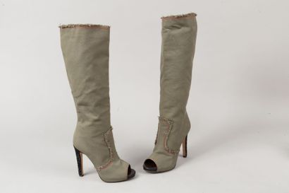 null Giuseppe ZANOTTI

Paire de bottes peep-toes en toile kaki à surpiqures rouges,...