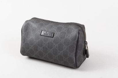 null GUCCI

Trousse 18 cm en toile enduite siglée noir, fermeture éclair (légères...