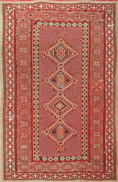 null Tissage de Kabylie, Algerie An Algerian (Kabyle) woven rug Tapis tissé d’Algérie....