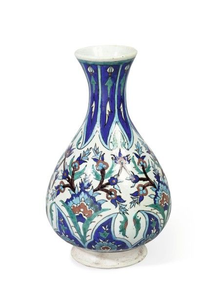 null Vase balustre, Turquie, Küthaya, fin XIXe Céramique à compositions florales...