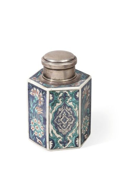 null Boite à thé, style orientaliste d’Iznik, Europe, XXe siècle Panse Hexagonale,...