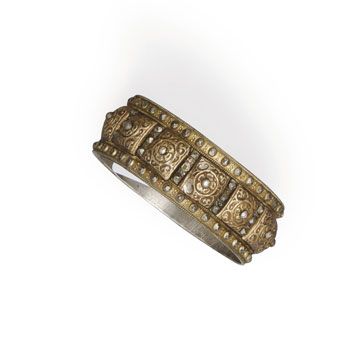 null Deux bracelets et un pendentif, bermil, en argent, Maroc, XXe siècle Le premier...