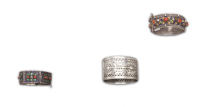 null Ceinture et trois bracelets en métal argenté, Algérie, Grande Kabylie, Beni...